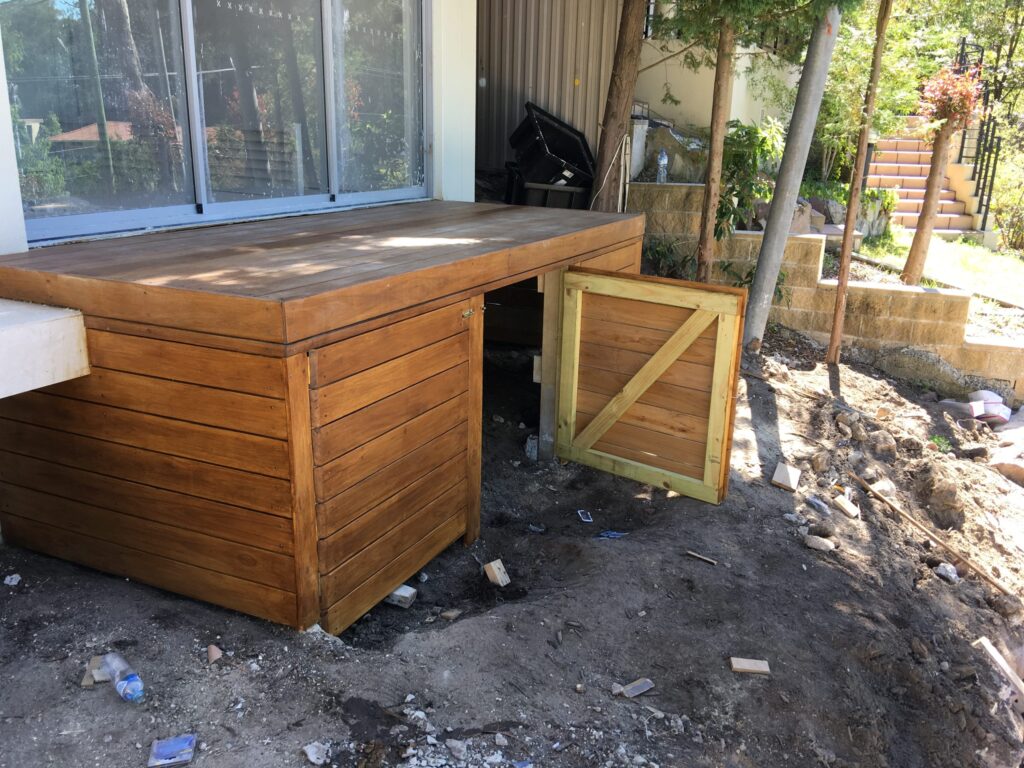 Small bin hide with under-deck storage