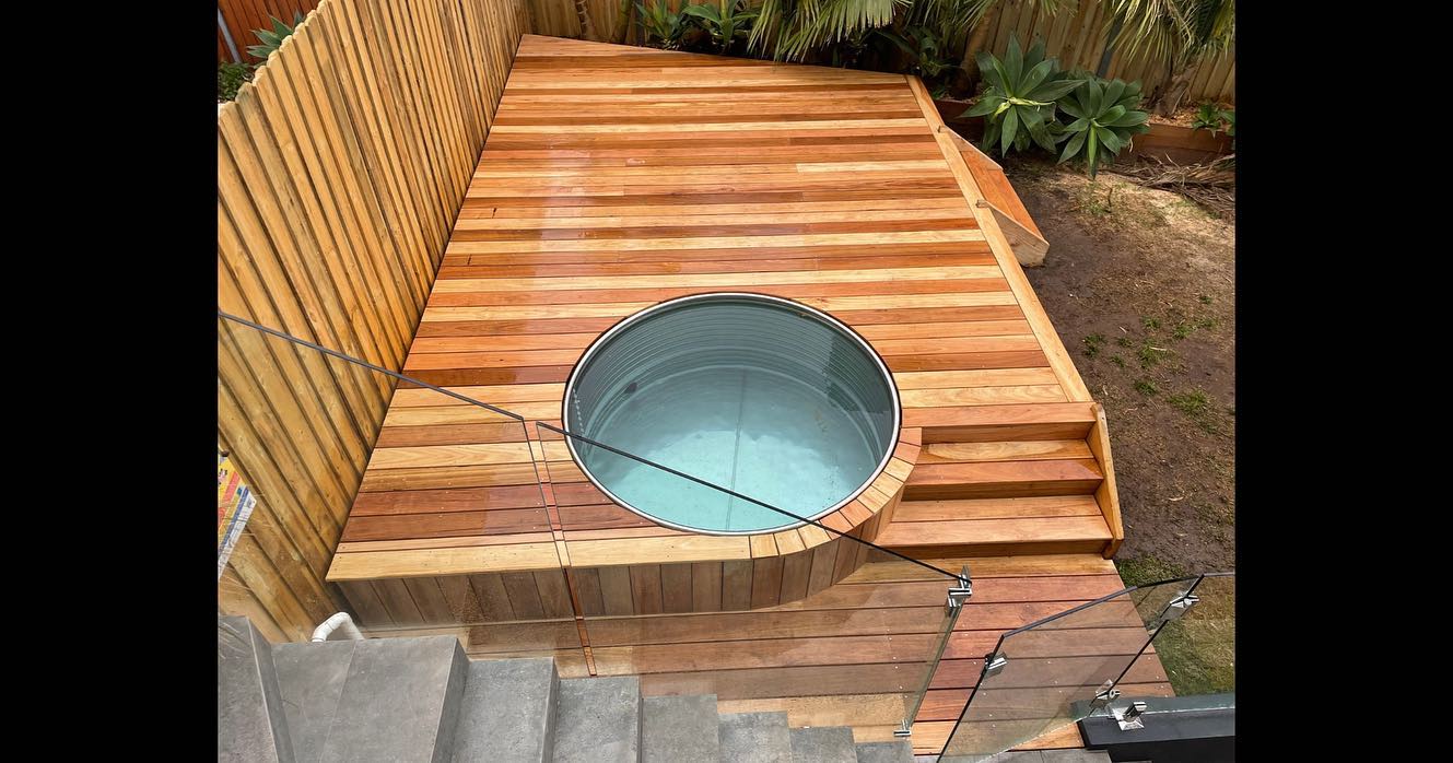 Blackbutt timber deck surrounding a round plunge pool