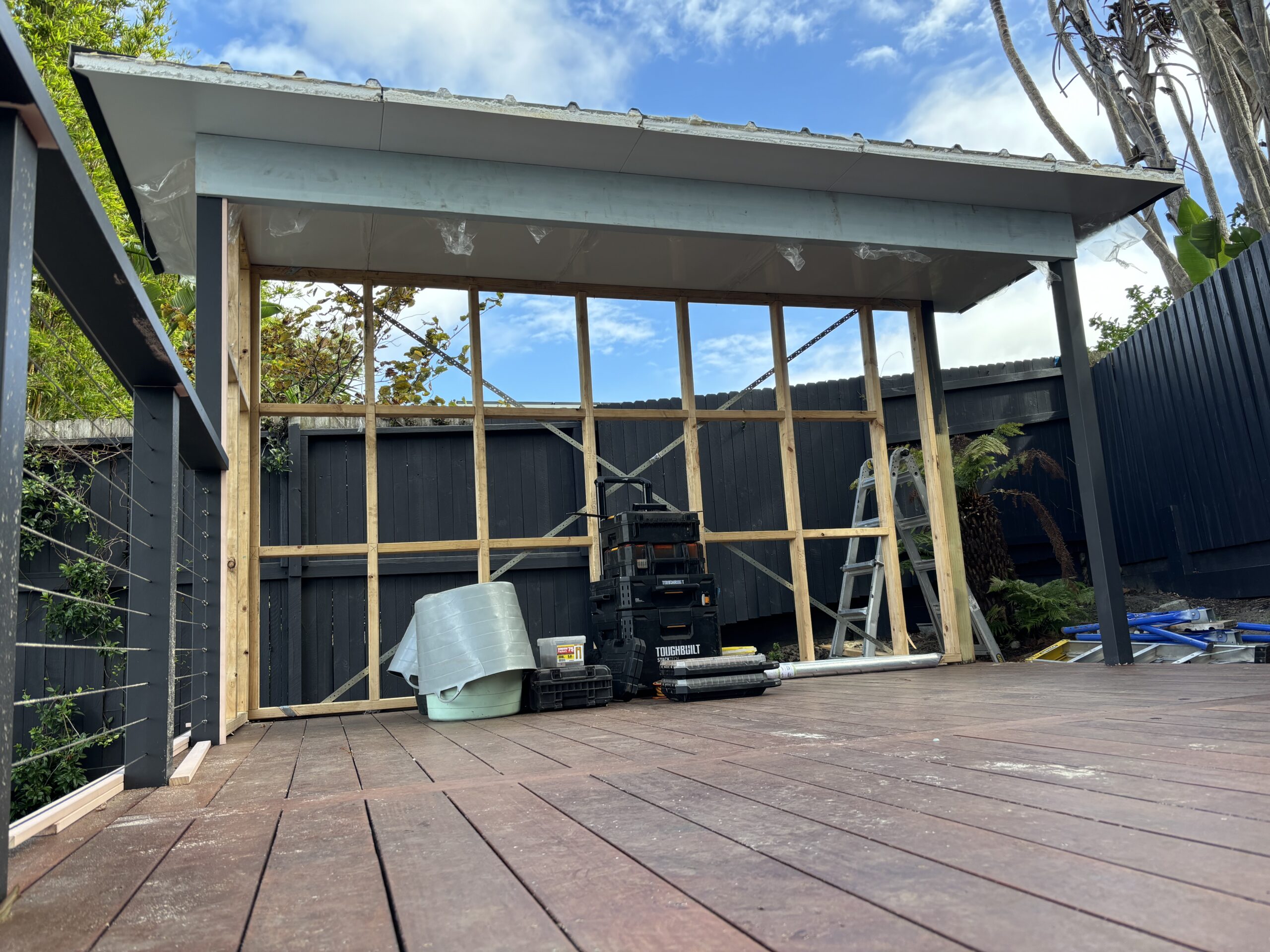 Spotted Gum hardwood feature wall and FC sheet cladding in luxury Coogee outdoor kitchen build