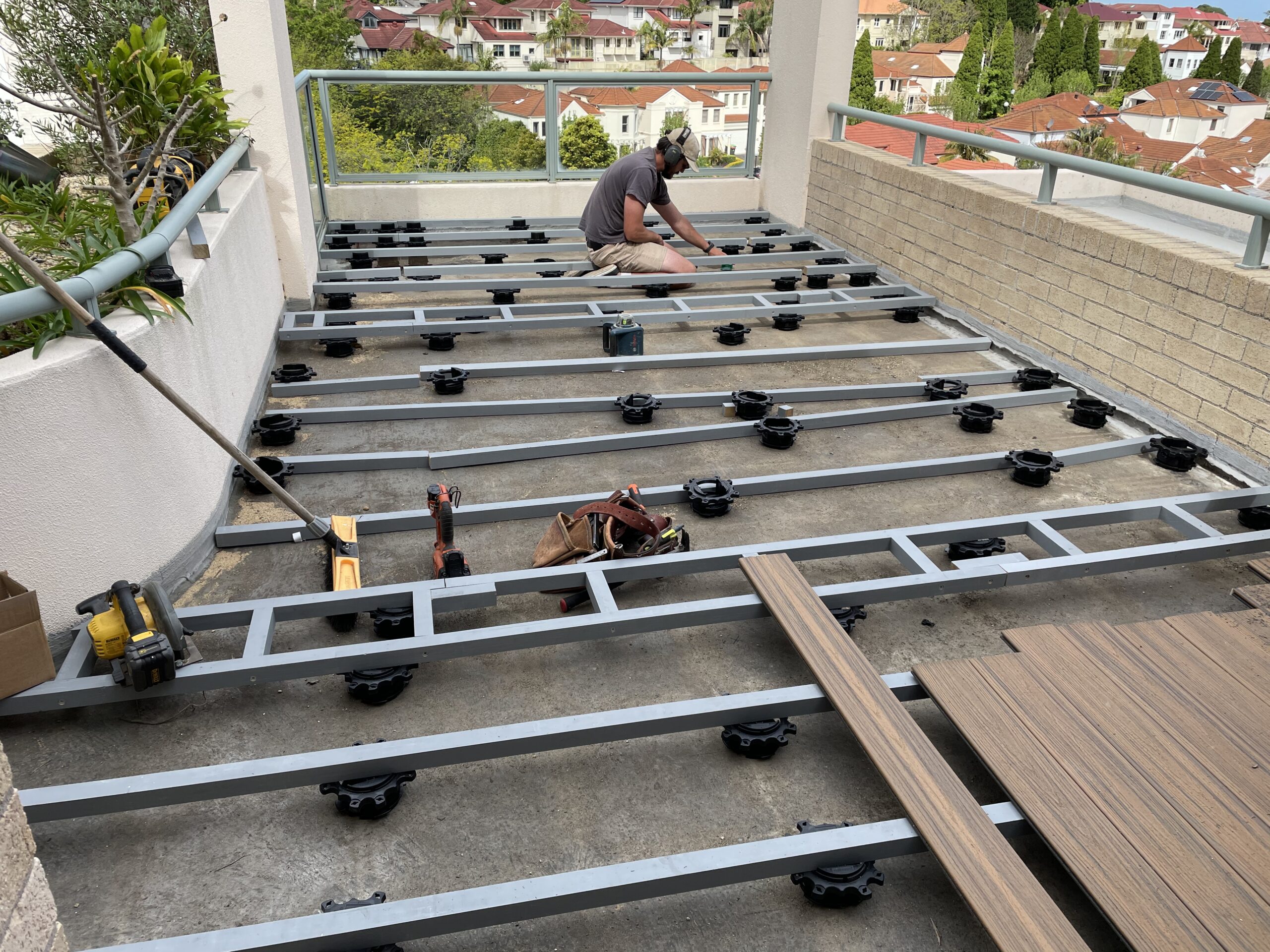 Trex lowdeck pedestal with breaker boards Kensington LowDeck on adjustable pedestals for a full floating deck solution — floating rooftop balcony deck in Kensington